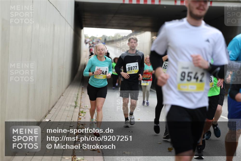 05.10.2025 - 20. swb-Marathon Bremen Michael Strokosch http://msf.ph/oto/9207251 05.10.2025 10:53:22 Laufen 49, 9977, 8549, 10, 9542 meine-sportfotos.de