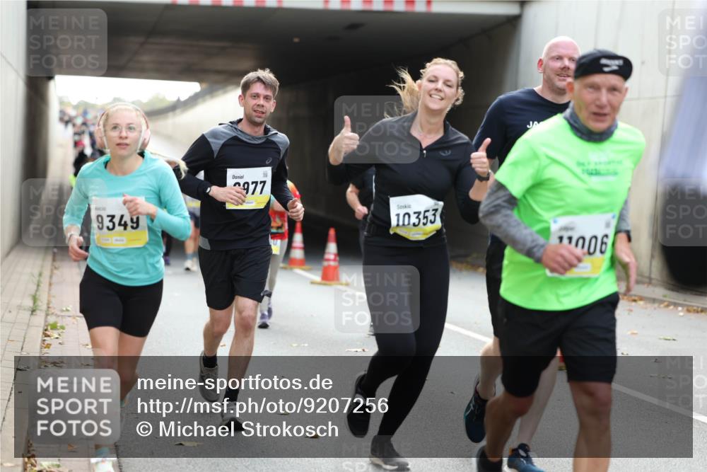 05.10.2025 - 20. swb-Marathon Bremen Michael Strokosch http://msf.ph/oto/9207256 05.10.2025 10:53:23 Laufen 9349, 977, 10353, 06 meine-sportfotos.de