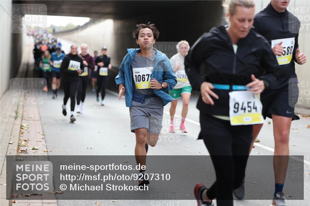 05.10.2025 - 20. swb-Marathon Bremen Michael Strokosch http://msf.ph/oto/9207310 05.10.2025 10:53:35 Laufen 9211, 10679, 11290, 9454, 588 meine-sportfotos.de
