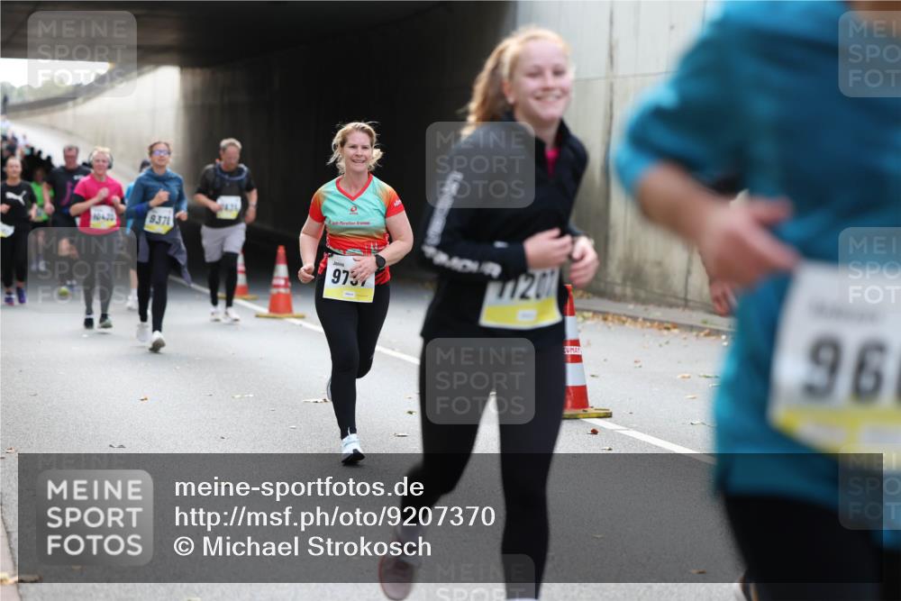 05.10.2025 - 20. swb-Marathon Bremen Michael Strokosch http://msf.ph/oto/9207370 05.10.2025 10:53:48 Laufen 9371, 2, 9737, 11201, 96 meine-sportfotos.de