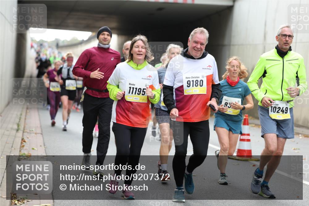 05.10.2025 - 20. swb-Marathon Bremen Michael Strokosch http://msf.ph/oto/9207372 05.10.2025 11:00:29 Laufen 9180, 02135, 11195, 01977, 93, 10249 meine-sportfotos.de