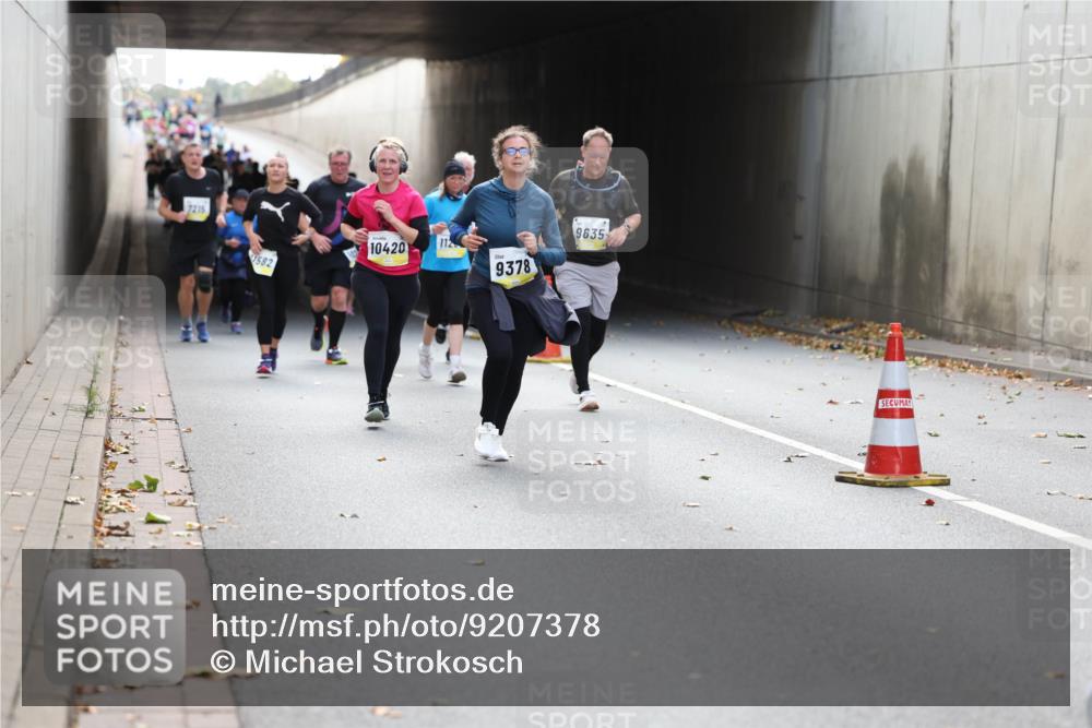 05.10.2025 - 20. swb-Marathon Bremen Michael Strokosch http://msf.ph/oto/9207378 05.10.2025 10:53:50 Laufen 7215, 1582, 10420, 112, 9378, 9635 meine-sportfotos.de