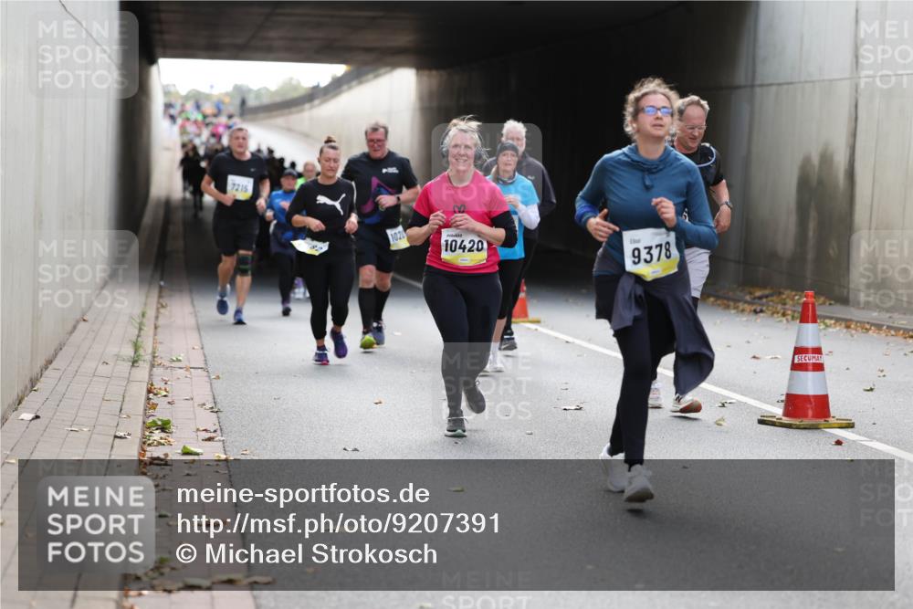 05.10.2025 - 20. swb-Marathon Bremen Michael Strokosch http://msf.ph/oto/9207391 05.10.2025 10:53:52 Laufen 7215, 82, 102, 10420, 9378 meine-sportfotos.de