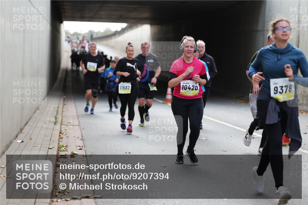 05.10.2025 - 20. swb-Marathon Bremen Michael Strokosch http://msf.ph/oto/9207394 05.10.2025 10:53:53 Laufen 7216, 11582, 10420, 9378 meine-sportfotos.de