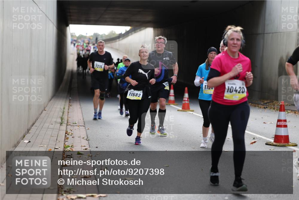05.10.2025 - 20. swb-Marathon Bremen Michael Strokosch http://msf.ph/oto/9207398 05.10.2025 10:53:54 Laufen 7215, 11582, 10, 1120, 10420 meine-sportfotos.de
