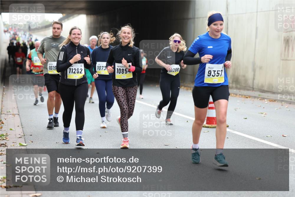 05.10.2025 - 20. swb-Marathon Bremen Michael Strokosch http://msf.ph/oto/9207399 05.10.2025 11:00:37 Laufen 1077, 1016, 10730, 11262, 10854, 286, 9351 meine-sportfotos.de