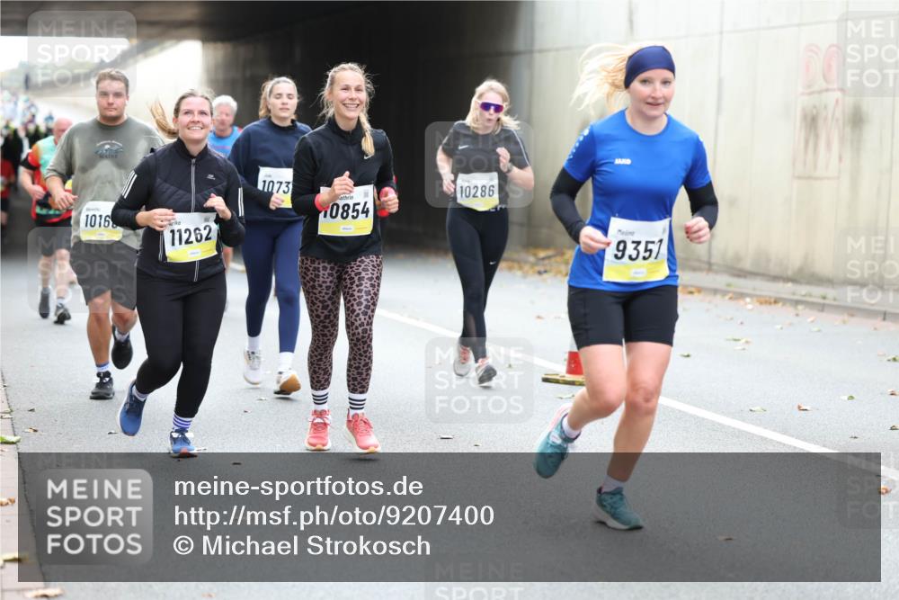 05.10.2025 - 20. swb-Marathon Bremen Michael Strokosch http://msf.ph/oto/9207400 05.10.2025 11:00:37 Laufen 1016, 11262, 1073, 0854, 10286, 9351 meine-sportfotos.de