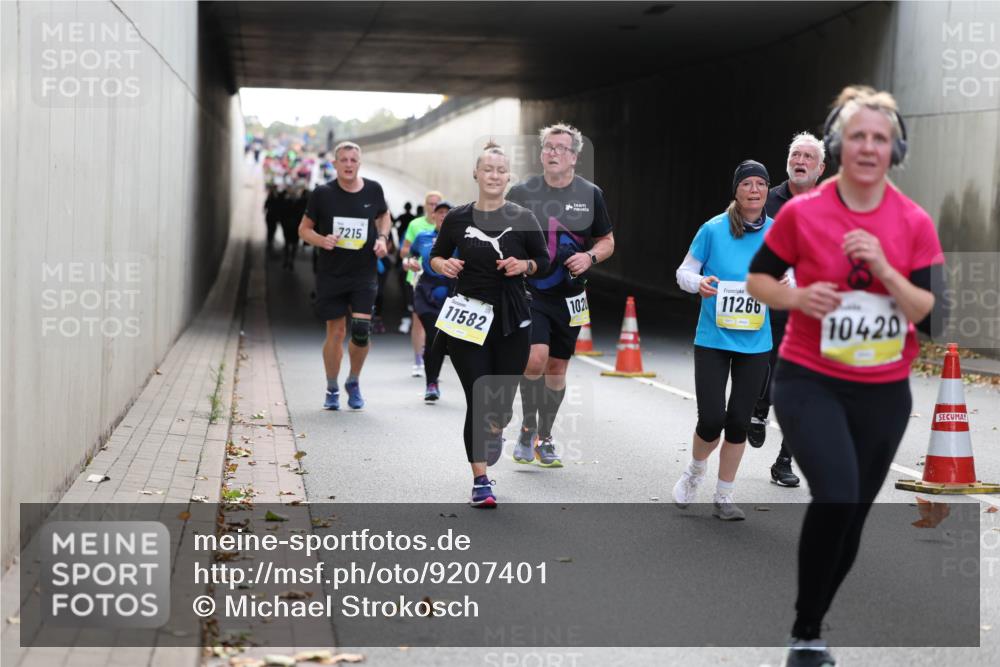 05.10.2025 - 20. swb-Marathon Bremen Michael Strokosch http://msf.ph/oto/9207401 05.10.2025 10:53:54 Laufen 7215, 11582, 102, 11266, 10420 meine-sportfotos.de