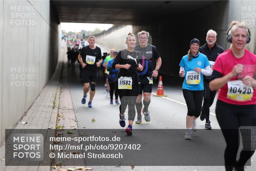 05.10.2025 - 20. swb-Marathon Bremen Michael Strokosch http://msf.ph/oto/9207402 05.10.2025 10:53:54 Laufen 7215, 11582, 11266, 10420 meine-sportfotos.de