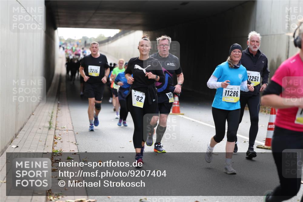 05.10.2025 - 20. swb-Marathon Bremen Michael Strokosch http://msf.ph/oto/9207404 05.10.2025 10:53:54 Laufen 7215, 82, 102, 11266, 11251 meine-sportfotos.de