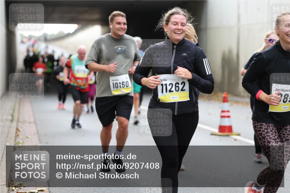 05.10.2025 - 20. swb-Marathon Bremen Michael Strokosch http://msf.ph/oto/9207408 05.10.2025 11:00:39 Laufen 10160, 11262, 385 meine-sportfotos.de
