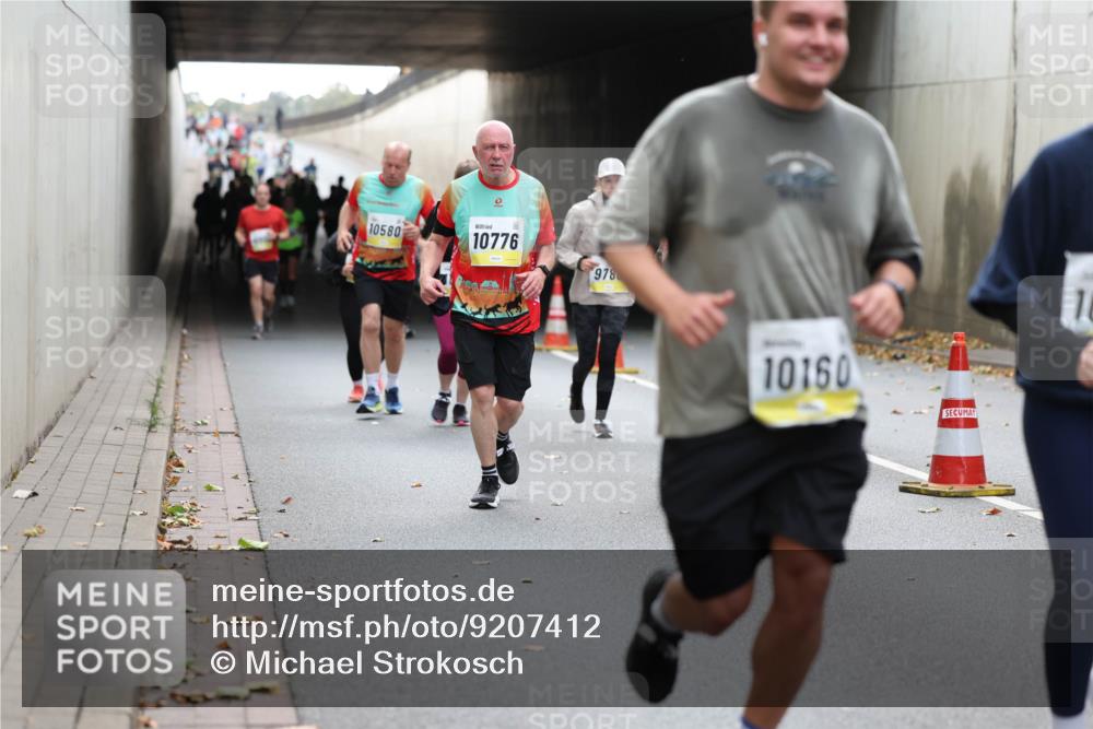 05.10.2025 - 20. swb-Marathon Bremen Michael Strokosch http://msf.ph/oto/9207412 05.10.2025 11:00:40 Laufen 10580, 10776, 978, 10160 meine-sportfotos.de
