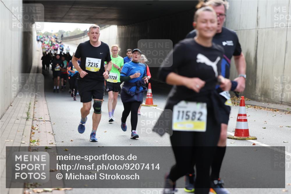 05.10.2025 - 20. swb-Marathon Bremen Michael Strokosch http://msf.ph/oto/9207414 05.10.2025 10:53:56 Laufen 7215, 11728, 11582 meine-sportfotos.de