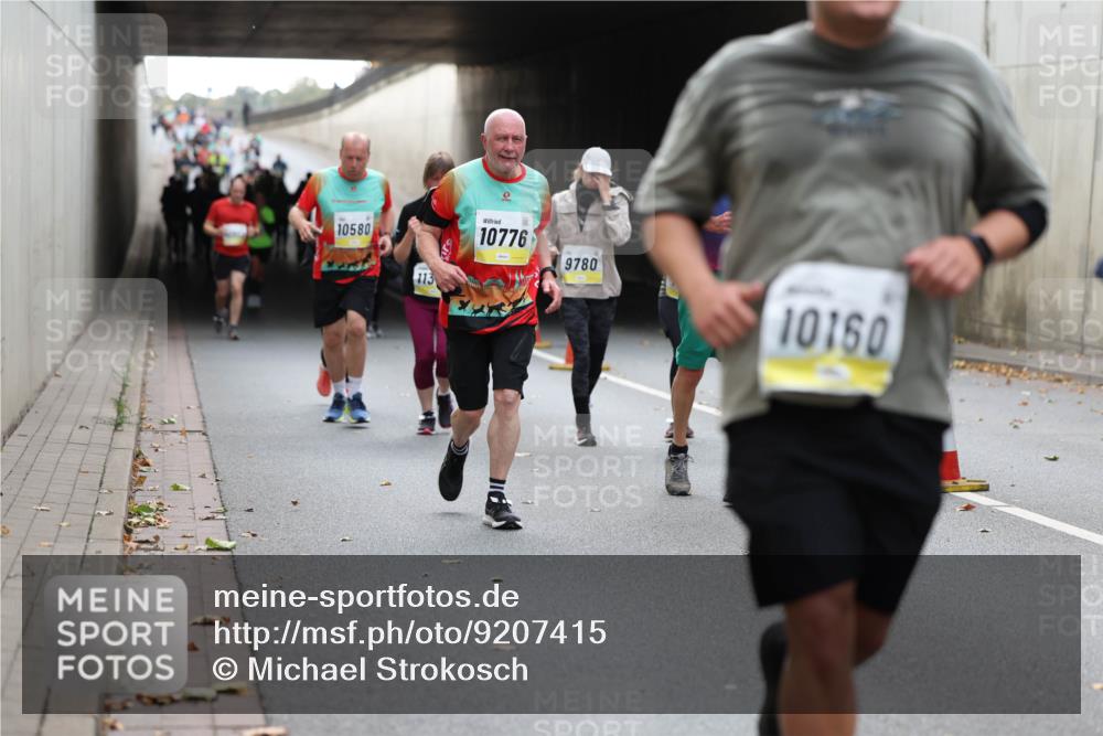 05.10.2025 - 20. swb-Marathon Bremen Michael Strokosch http://msf.ph/oto/9207415 05.10.2025 11:00:40 Laufen 10580, 113, 10776, 9780, 10150 meine-sportfotos.de