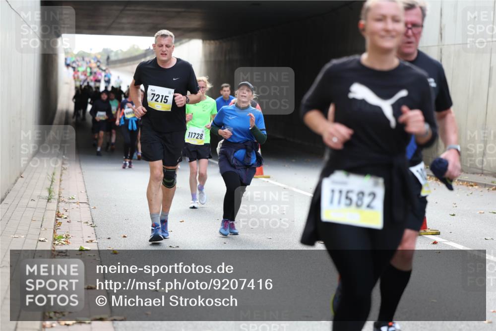 05.10.2025 - 20. swb-Marathon Bremen Michael Strokosch http://msf.ph/oto/9207416 05.10.2025 10:53:57 Laufen 7215, 11728, 11582 meine-sportfotos.de