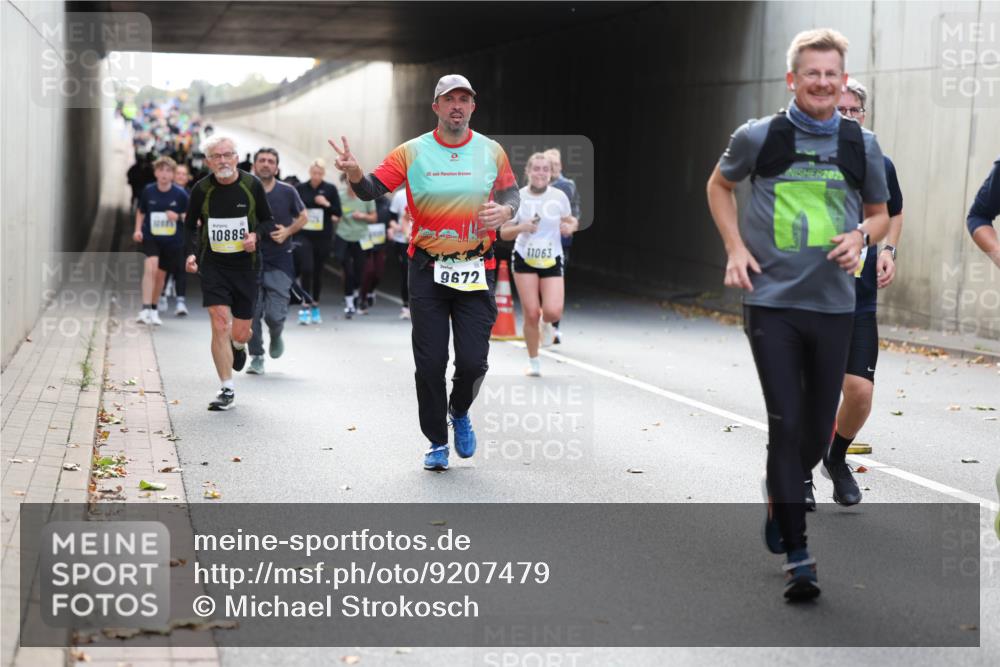 05.10.2025 - 20. swb-Marathon Bremen Michael Strokosch http://msf.ph/oto/9207479 05.10.2025 10:54:11 Laufen 10005, 20, 10889, 9672, 11063, 202 meine-sportfotos.de