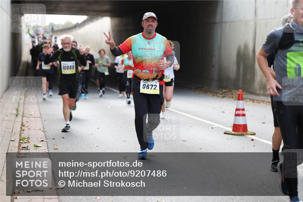05.10.2025 - 20. swb-Marathon Bremen Michael Strokosch http://msf.ph/oto/9207486 05.10.2025 10:54:12 Laufen 10889, 20, 9672, 063 meine-sportfotos.de