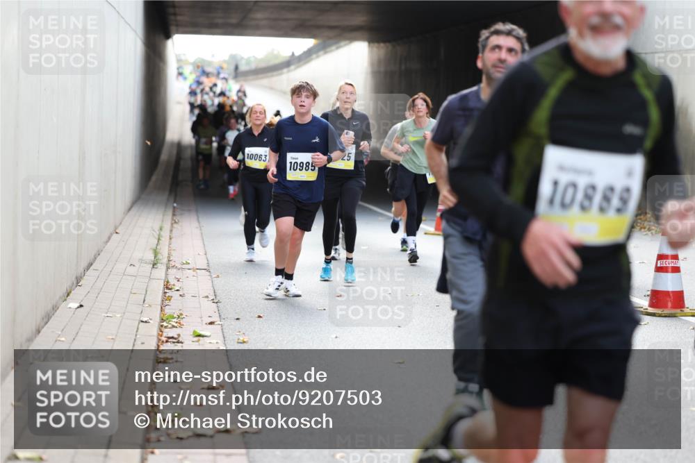 05.10.2025 - 20. swb-Marathon Bremen Michael Strokosch http://msf.ph/oto/9207503 05.10.2025 10:54:15 Laufen 10063, 10985, 25, 10889 meine-sportfotos.de