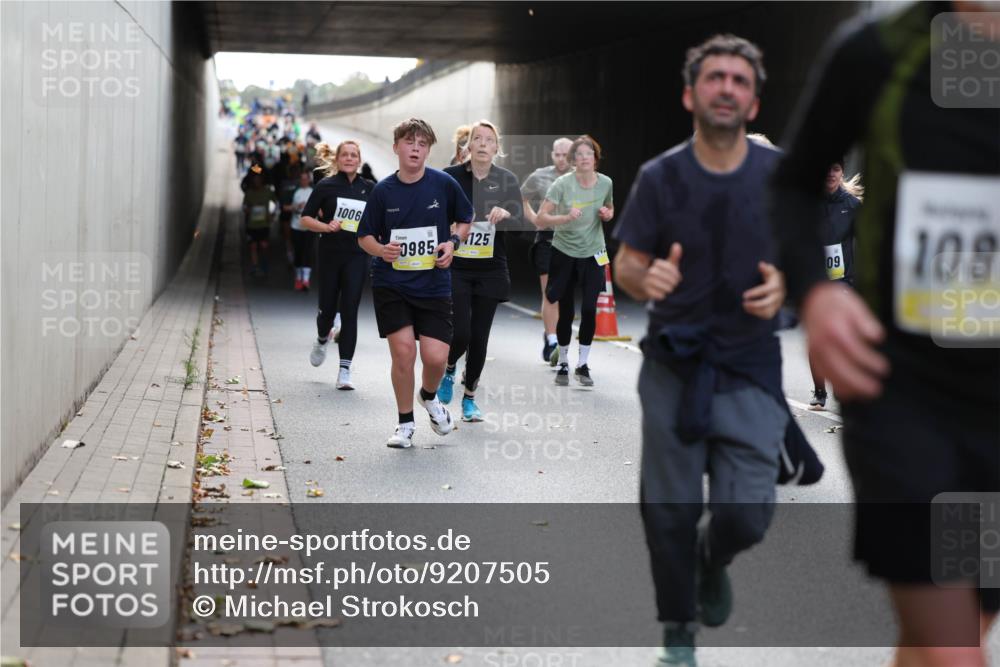 05.10.2025 - 20. swb-Marathon Bremen Michael Strokosch http://msf.ph/oto/9207505 05.10.2025 10:54:15 Laufen 1006, 0985, 125, 09, 108 meine-sportfotos.de
