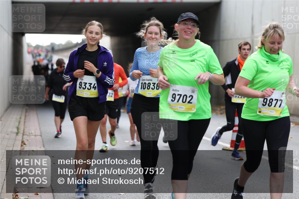 05.10.2025 - 20. swb-Marathon Bremen Michael Strokosch http://msf.ph/oto/9207512 05.10.2025 11:01:02 Laufen 9334, 32, 10836, 9702, 9877 meine-sportfotos.de