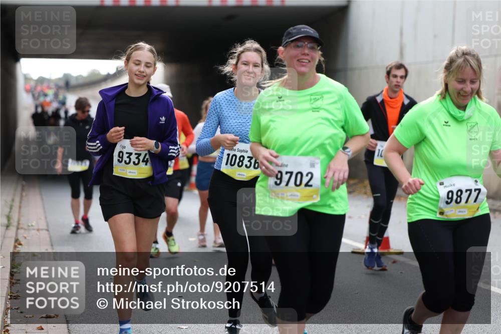 05.10.2025 - 20. swb-Marathon Bremen Michael Strokosch http://msf.ph/oto/9207514 05.10.2025 11:01:02 Laufen 9334, 02268, 10836, 9702, 10, 9877 meine-sportfotos.de