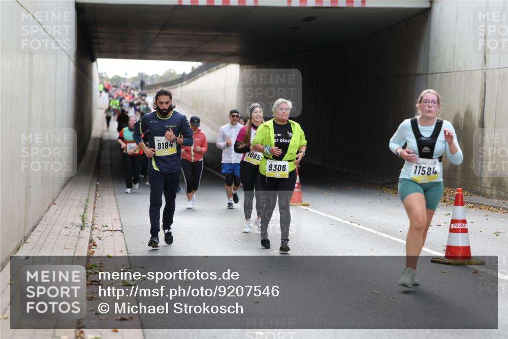 05.10.2025 - 20. swb-Marathon Bremen Michael Strokosch http://msf.ph/oto/9207546 05.10.2025 11:01:13 Laufen 1143, 9184, 1085, 9306, 11584 meine-sportfotos.de