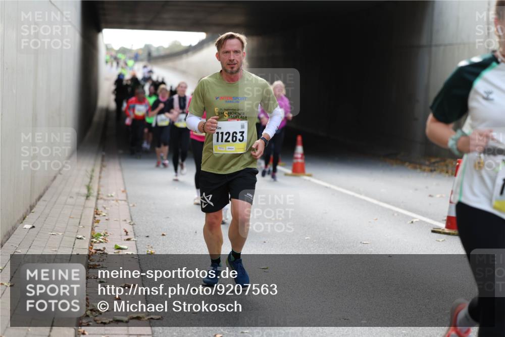 05.10.2025 - 20. swb-Marathon Bremen Michael Strokosch http://msf.ph/oto/9207563 05.10.2025 10:54:27 Laufen 21, 2025, 11263 meine-sportfotos.de
