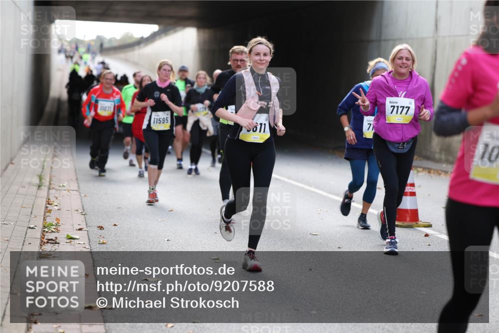 05.10.2025 - 20. swb-Marathon Bremen Michael Strokosch http://msf.ph/oto/9207588 05.10.2025 10:54:32 Laufen 1471, 11595, 811, 71, 7177, 10 meine-sportfotos.de