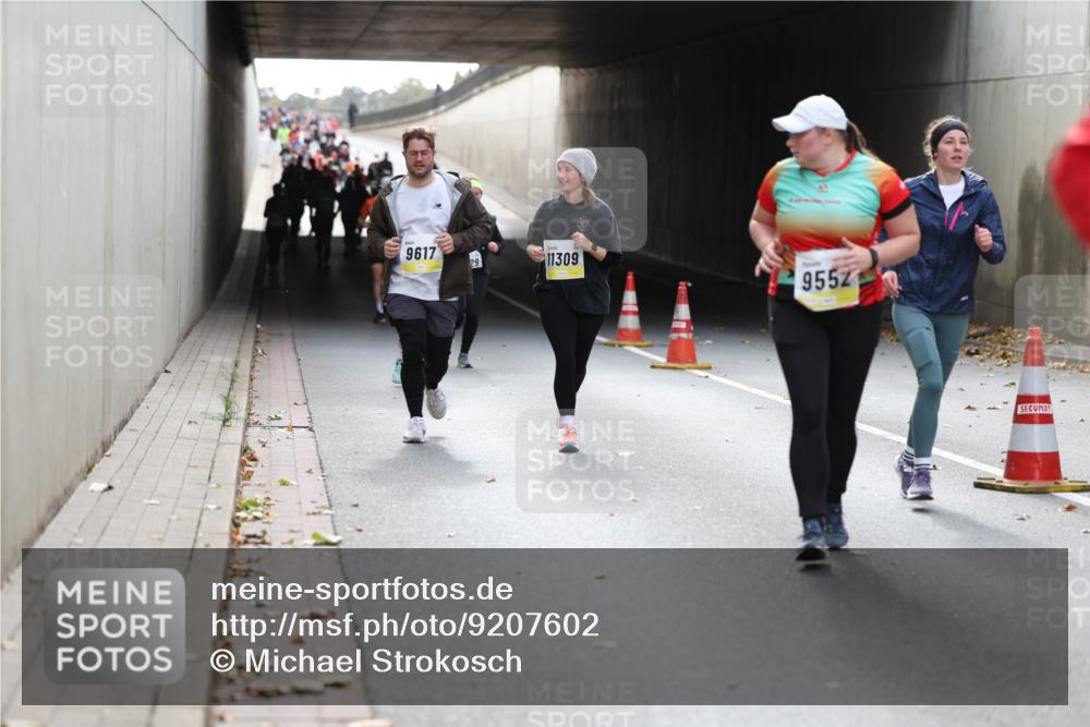 05.10.2025 - 20. swb-Marathon Bremen Michael Strokosch http://msf.ph/oto/9207602 05.10.2025 11:01:27 Laufen 9617, 11309, 9552 meine-sportfotos.de