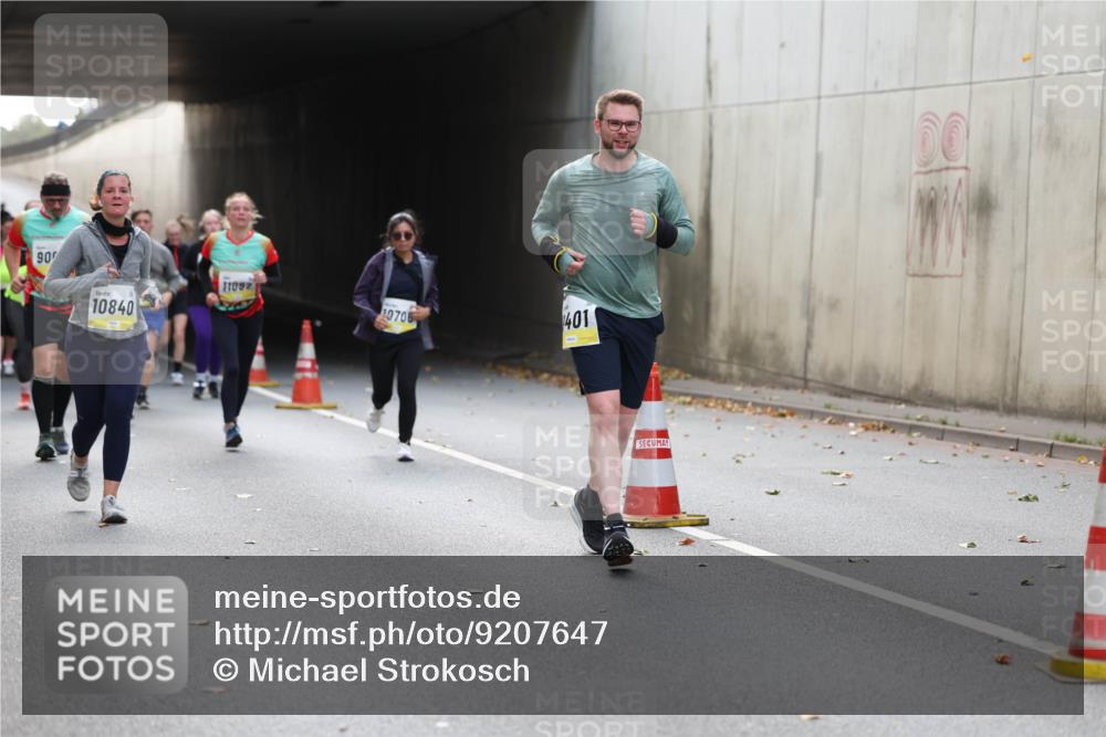 05.10.2025 - 20. swb-Marathon Bremen Michael Strokosch http://msf.ph/oto/9207647 05.10.2025 11:01:44 Laufen 90, 10840, 11097, 10705, 401, 00 meine-sportfotos.de