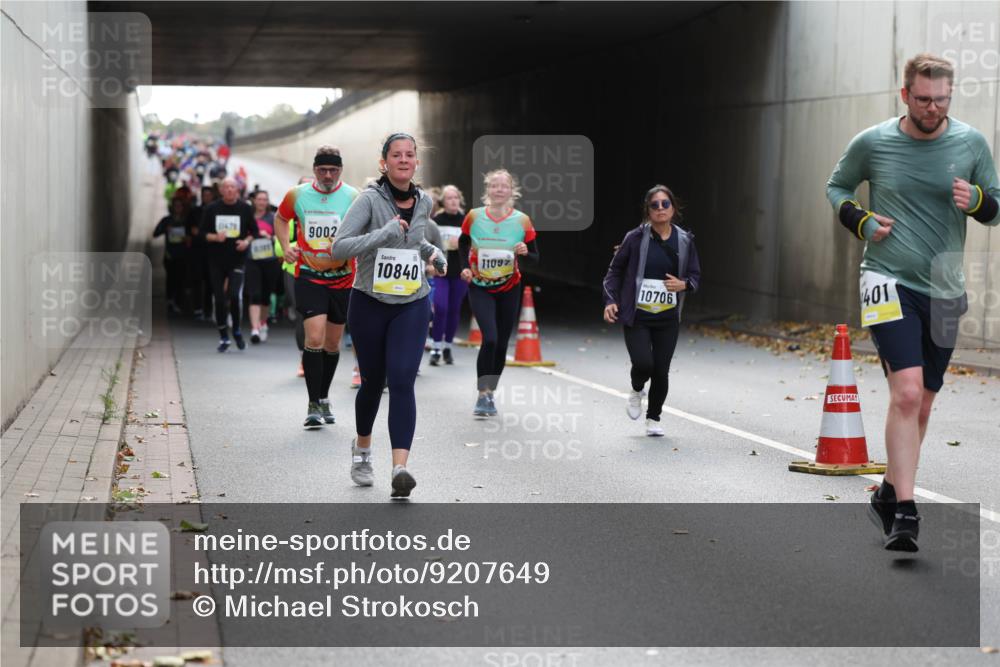 05.10.2025 - 20. swb-Marathon Bremen Michael Strokosch http://msf.ph/oto/9207649 05.10.2025 11:01:45 Laufen 11678, 9002, 10840, 11092, 10706, 401 meine-sportfotos.de