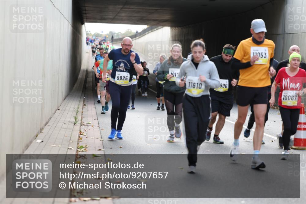 05.10.2025 - 20. swb-Marathon Bremen Michael Strokosch http://msf.ph/oto/9207657 05.10.2025 10:54:45 Laufen 1012, 71, 9925, 80, 11610, 690, 11053, 10067 meine-sportfotos.de