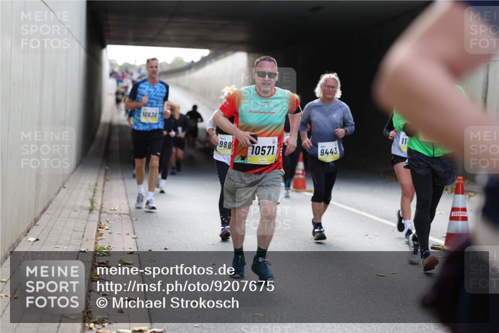 05.10.2025 - 20. swb-Marathon Bremen Michael Strokosch http://msf.ph/oto/9207675 05.10.2025 10:54:49 Laufen 10630, 20, 988, 10571, 11, 9443 meine-sportfotos.de