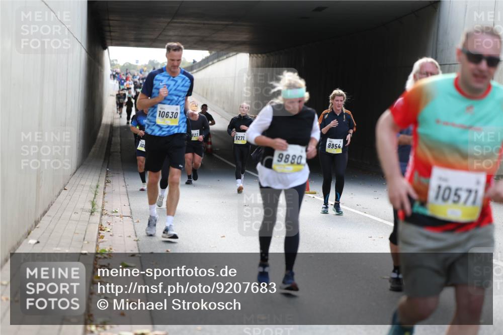 05.10.2025 - 20. swb-Marathon Bremen Michael Strokosch http://msf.ph/oto/9207683 05.10.2025 10:54:51 Laufen 109, 247244, 10630, 827, 9271, 9880, 9954, 10571 meine-sportfotos.de