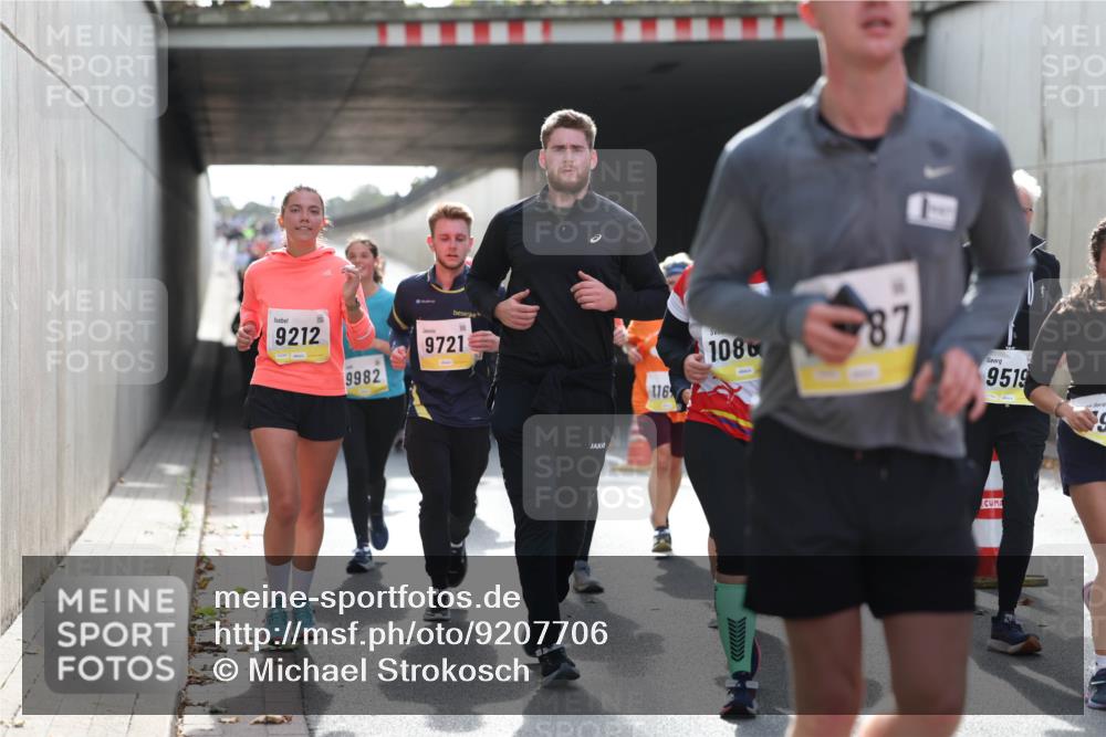 05.10.2025 - 20. swb-Marathon Bremen Michael Strokosch http://msf.ph/oto/9207706 05.10.2025 11:01:58 Laufen 9212, 9982, 9721, 10, 116, 108, 87, 9519 meine-sportfotos.de