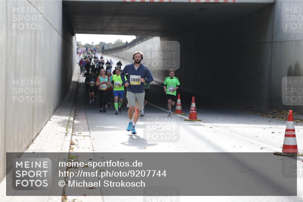05.10.2025 - 20. swb-Marathon Bremen Michael Strokosch http://msf.ph/oto/9207744 05.10.2025 10:55:08 Laufen 7908, 9371, 11699, 10518 meine-sportfotos.de