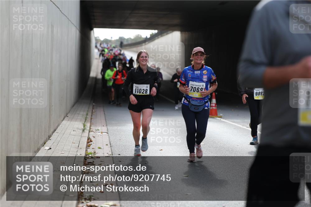 05.10.2025 - 20. swb-Marathon Bremen Michael Strokosch http://msf.ph/oto/9207745 05.10.2025 11:02:05 Laufen 11028, 7069, 9892 meine-sportfotos.de