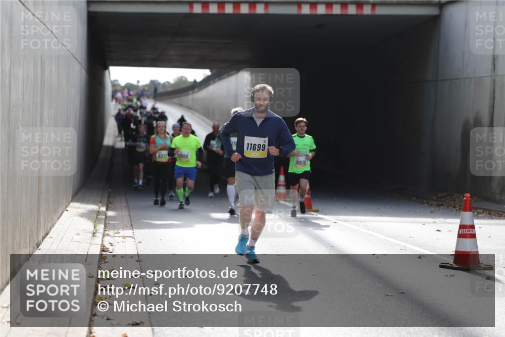 05.10.2025 - 20. swb-Marathon Bremen Michael Strokosch http://msf.ph/oto/9207748 05.10.2025 10:55:10 Laufen 11699, 337, 7908, 10518 meine-sportfotos.de