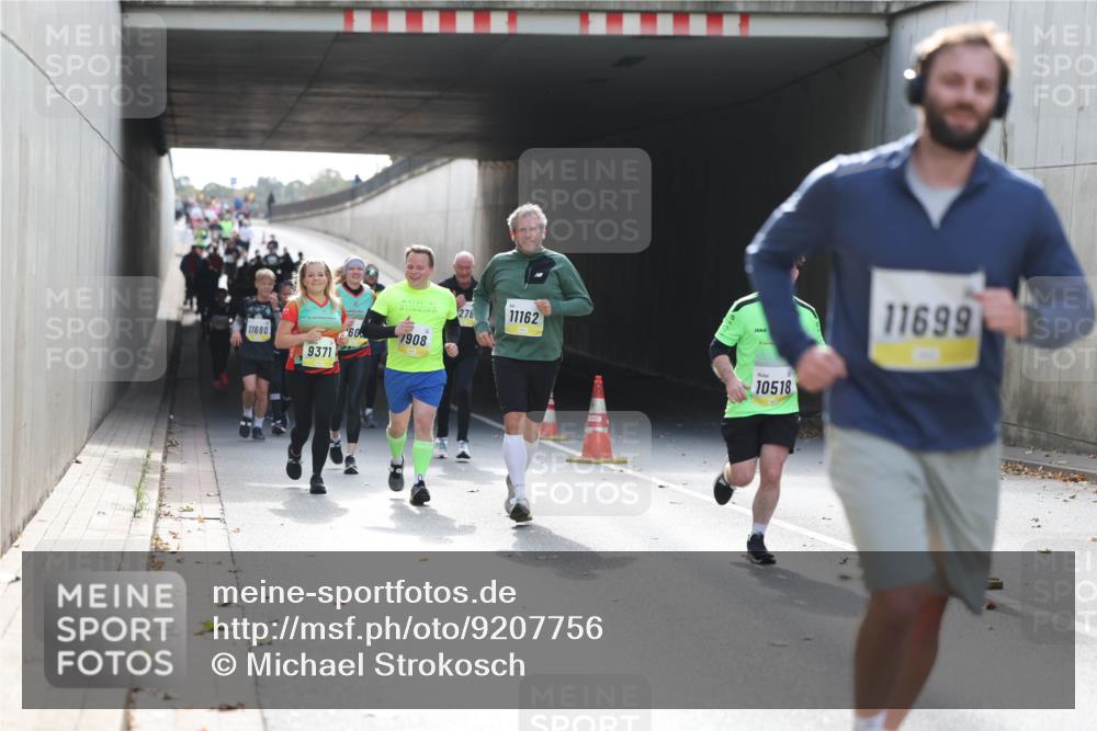 05.10.2025 - 20. swb-Marathon Bremen Michael Strokosch http://msf.ph/oto/9207756 05.10.2025 10:55:12 Laufen 11680, 9371, 60, 1908, 278, 11162, 10518, 11699 meine-sportfotos.de