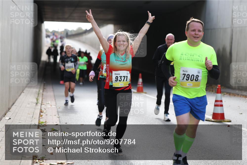 05.10.2025 - 20. swb-Marathon Bremen Michael Strokosch http://msf.ph/oto/9207784 05.10.2025 10:55:17 Laufen 11680, 24, 9371, 20, 7908 meine-sportfotos.de