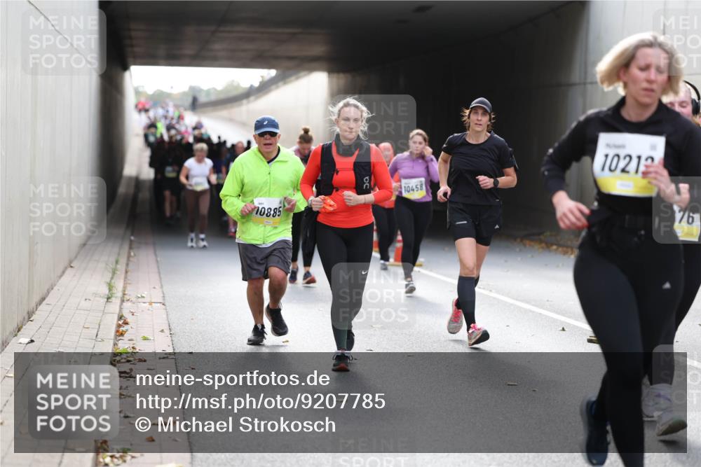 05.10.2025 - 20. swb-Marathon Bremen Michael Strokosch http://msf.ph/oto/9207785 05.10.2025 11:02:13 Laufen 10885, 10458, 10212, 76 meine-sportfotos.de