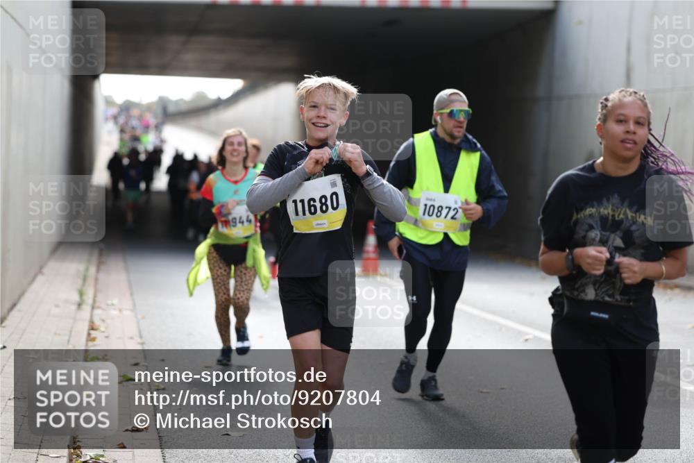 05.10.2025 - 20. swb-Marathon Bremen Michael Strokosch http://msf.ph/oto/9207804 05.10.2025 10:55:21 Laufen 944, 11680, 10872 meine-sportfotos.de