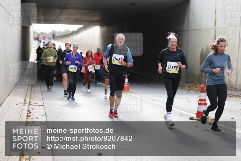 05.10.2025 - 20. swb-Marathon Bremen Michael Strokosch http://msf.ph/oto/9207842 05.10.2025 11:02:22 Laufen 10295, 1041, 114, 3, 11379 meine-sportfotos.de
