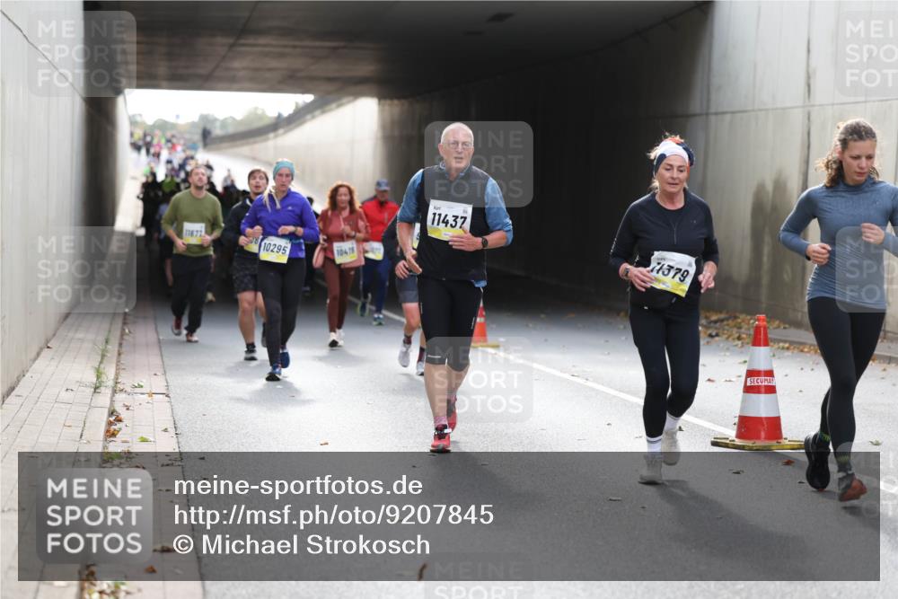 05.10.2025 - 20. swb-Marathon Bremen Michael Strokosch http://msf.ph/oto/9207845 05.10.2025 11:02:22 Laufen 11672, 10295, 10415, 11437, 71379 meine-sportfotos.de