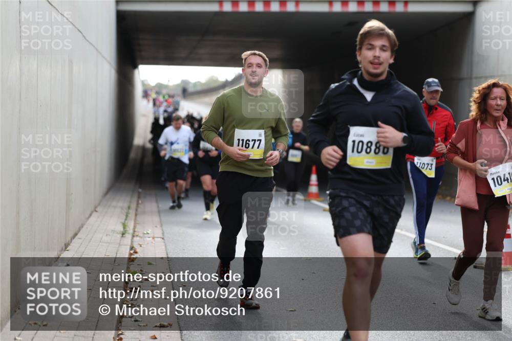 05.10.2025 - 20. swb-Marathon Bremen Michael Strokosch http://msf.ph/oto/9207861 05.10.2025 11:02:29 Laufen 11677, 10880, 11073, 1041 meine-sportfotos.de