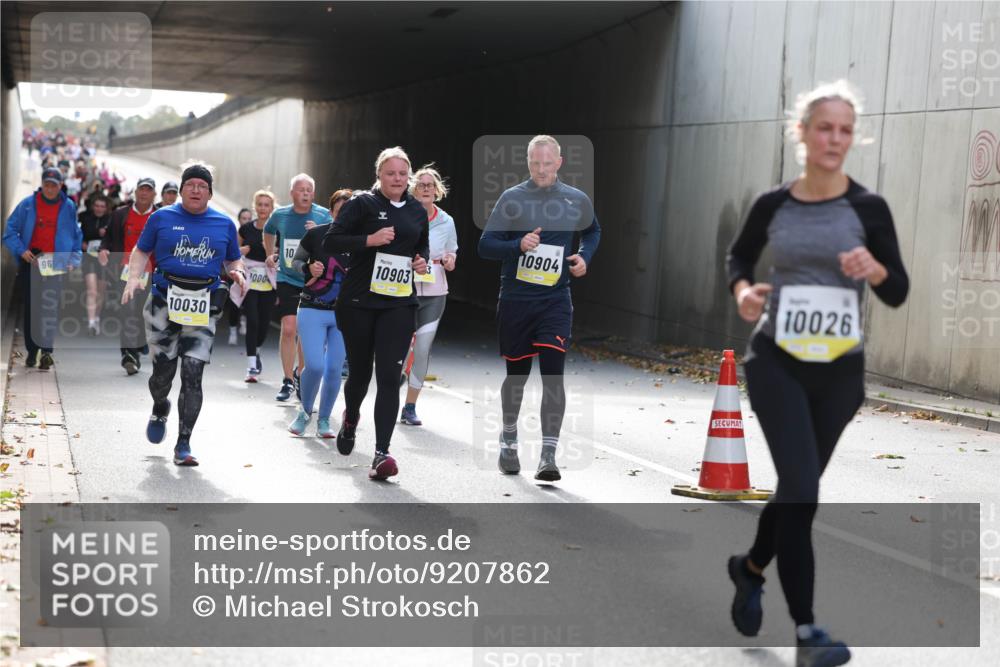05.10.2025 - 20. swb-Marathon Bremen Michael Strokosch http://msf.ph/oto/9207862 05.10.2025 10:55:35 Laufen 96, 10030, 1000, 10, 10903, 10904, 10026 meine-sportfotos.de