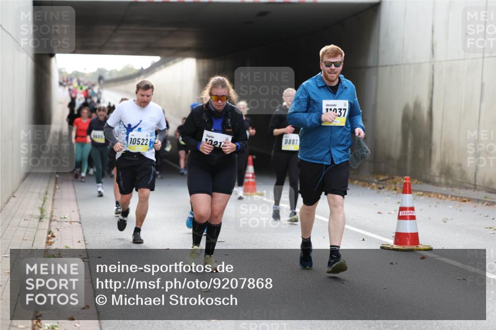 05.10.2025 - 20. swb-Marathon Bremen Michael Strokosch http://msf.ph/oto/9207868 05.10.2025 11:02:33 Laufen 3426, 10522, 21, 9887, 937 meine-sportfotos.de