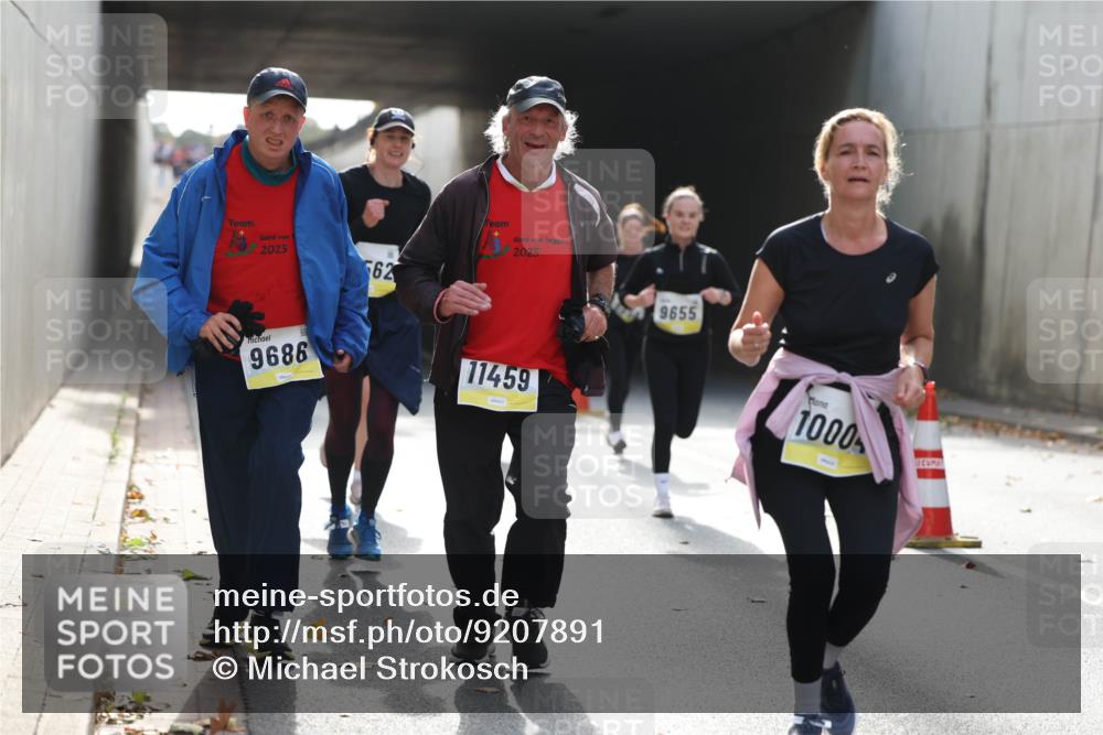 05.10.2025 - 20. swb-Marathon Bremen Michael Strokosch http://msf.ph/oto/9207891 05.10.2025 10:55:41 Laufen 2025, 62, 9686, 2025, 11459, 9655, 1000 meine-sportfotos.de
