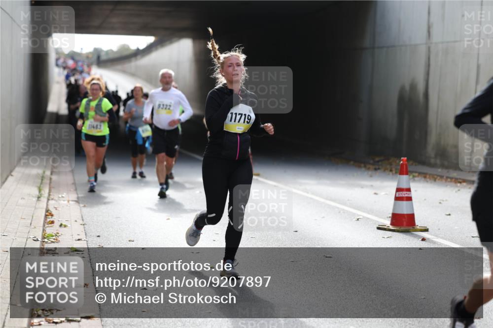 05.10.2025 - 20. swb-Marathon Bremen Michael Strokosch http://msf.ph/oto/9207897 05.10.2025 10:55:46 Laufen 11483, 11719 meine-sportfotos.de