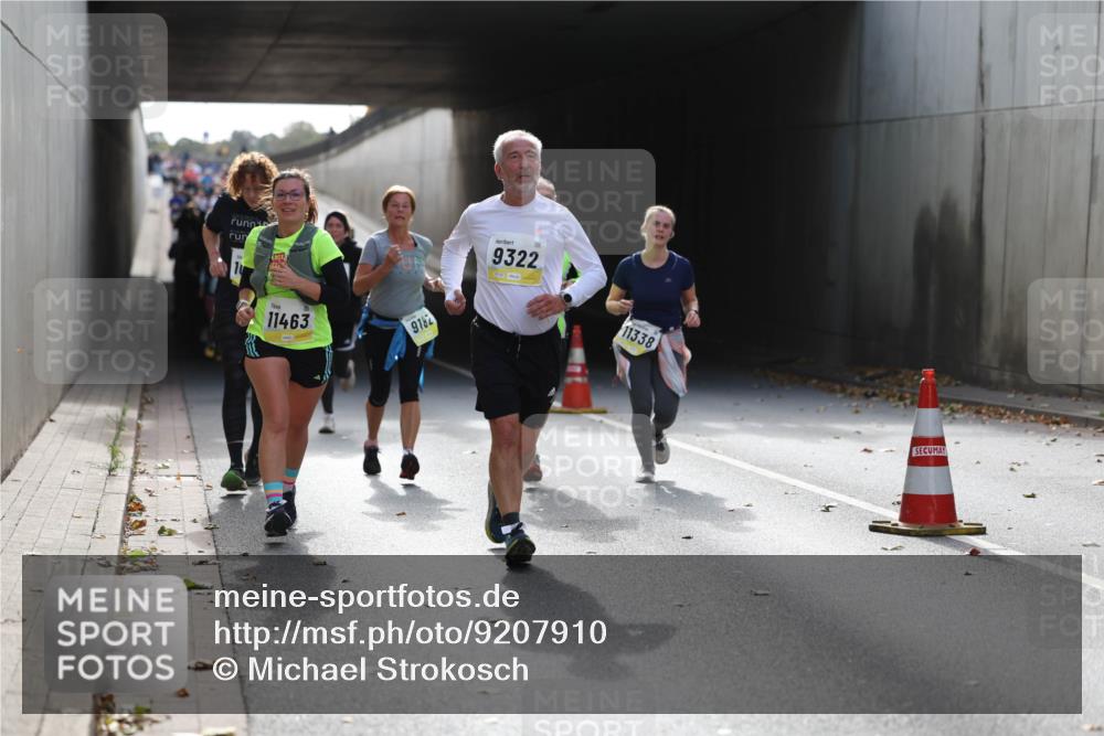05.10.2025 - 20. swb-Marathon Bremen Michael Strokosch http://msf.ph/oto/9207910 05.10.2025 10:55:48 Laufen 9322, 11463, 9182, 11338 meine-sportfotos.de